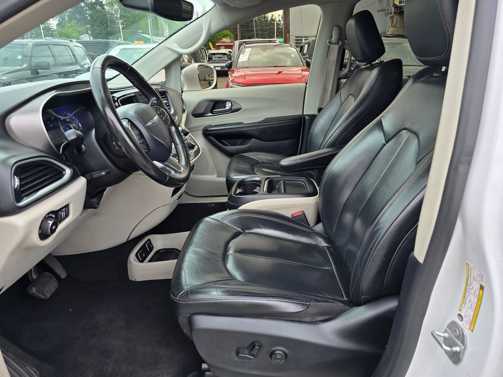 Used 2020 Chrysler Pacifica Touring-L FWD image 23