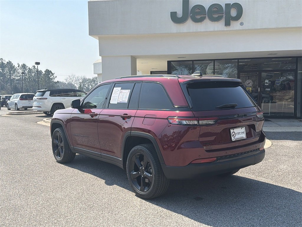 Used 2024 Jeep Grand Cherokee Limited w/ Black Appearance Package image 7