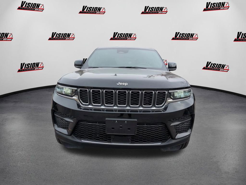 Used 2025 Jeep Grand Cherokee Laredo w/ Luxury Tech Group I image 2