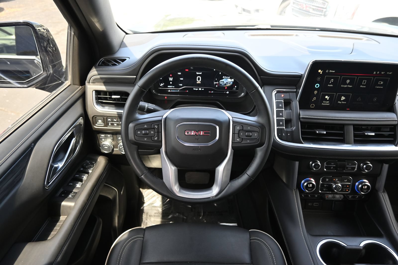 Certified 2024 GMC Yukon XL SLT w/ SLT Luxury Package AWD/4WD image 9