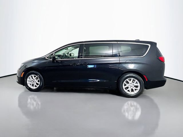 Used 2022 Chrysler Voyager LX image 6