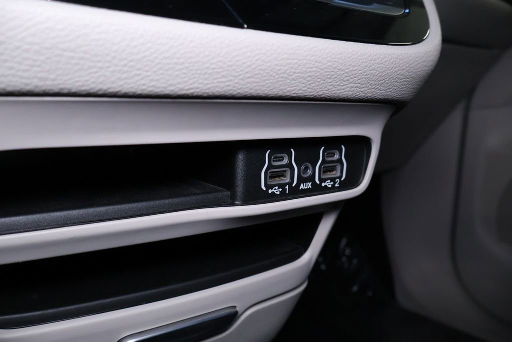 Used 2023 Chrysler Pacifica Touring-L image 35