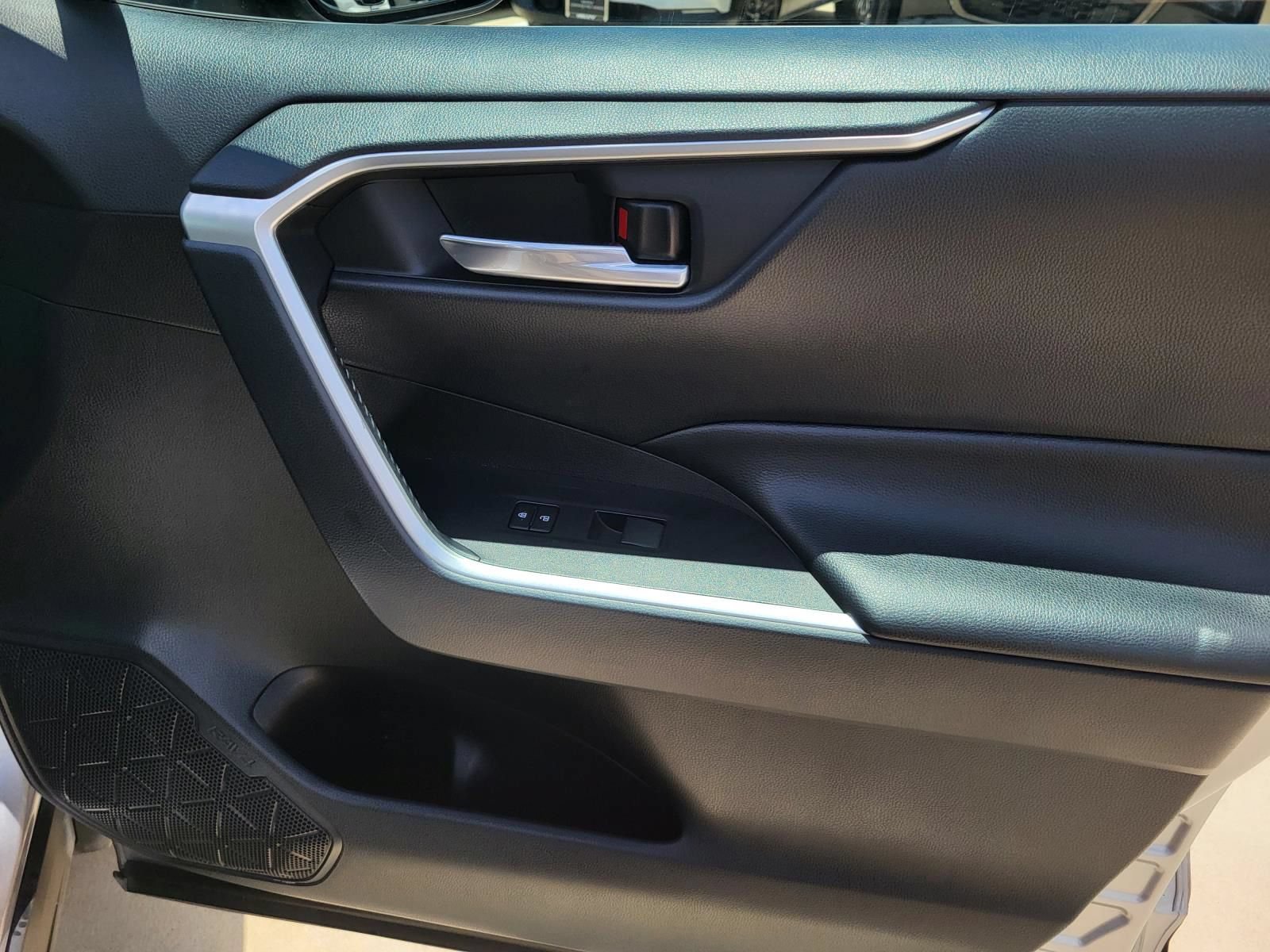 Used 2019 Toyota RAV4 XLE FWD image 6