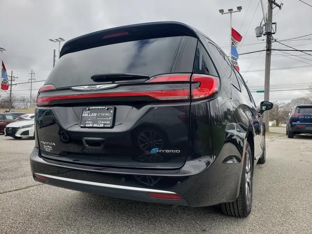 Used 2022 Chrysler Pacifica Pinnacle FWD image 3