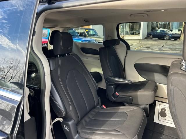 Used 2022 Chrysler Voyager LX image 28