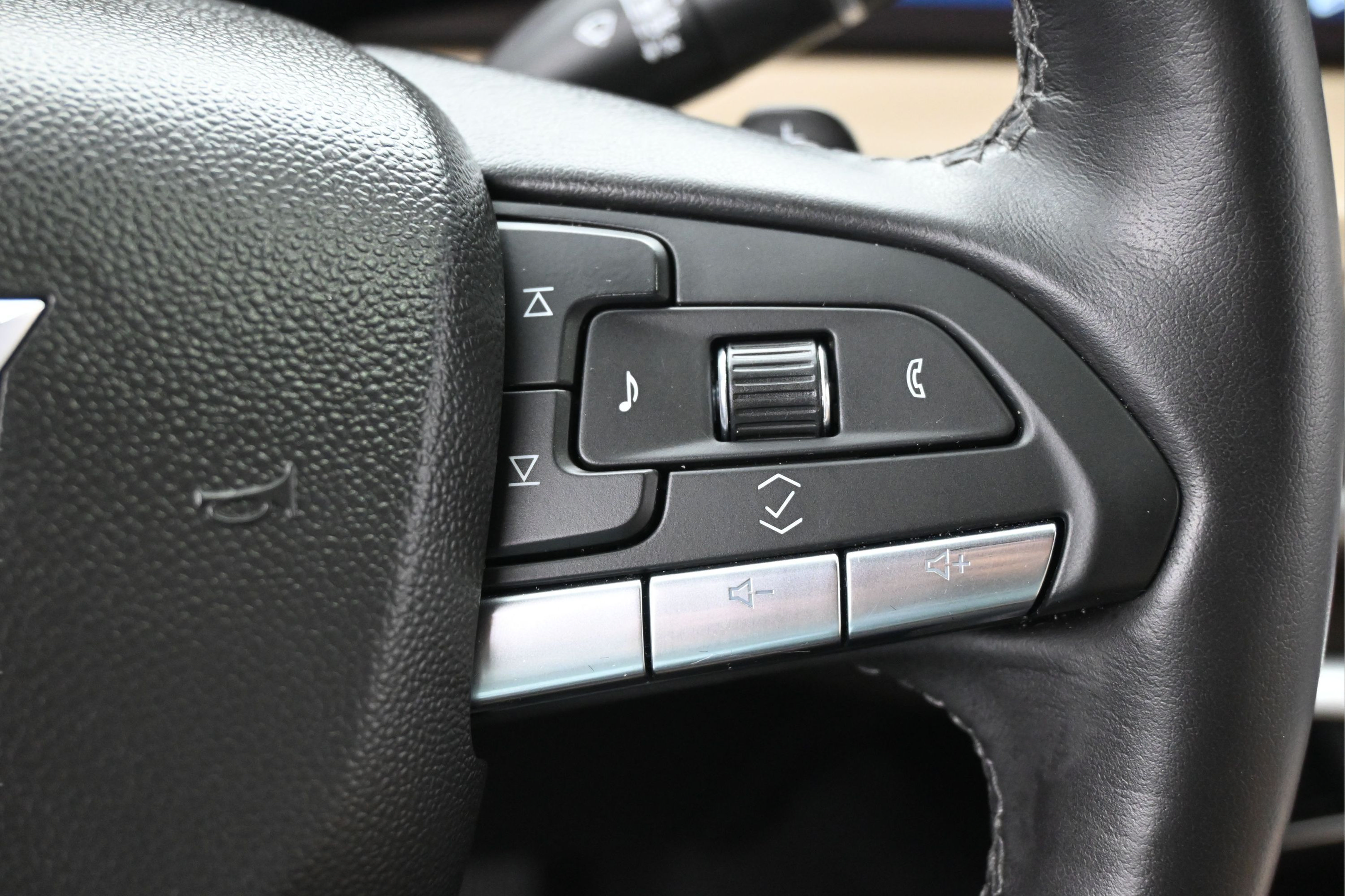 Used 2024 Cadillac XT4 Luxury w/ Cold Weather Package FWD image 15