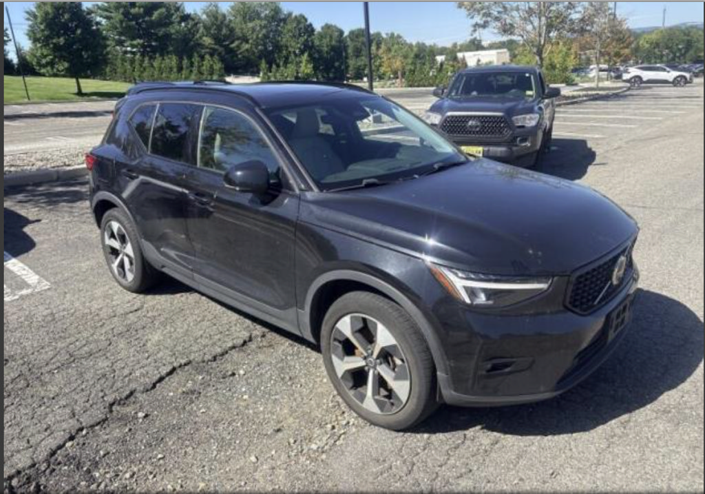 Used 2024 Volvo XC40 B5 Plus w/ Protection Package Premier AWD/4WD image 4