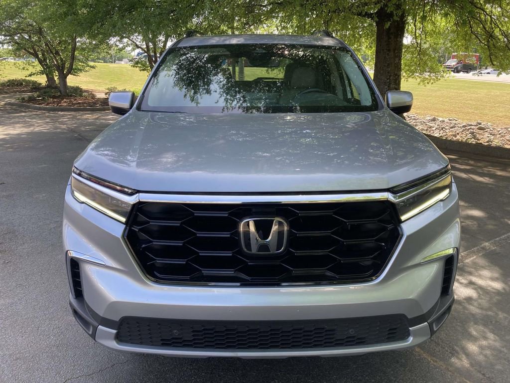 Used 2025 Honda Pilot Touring image 6