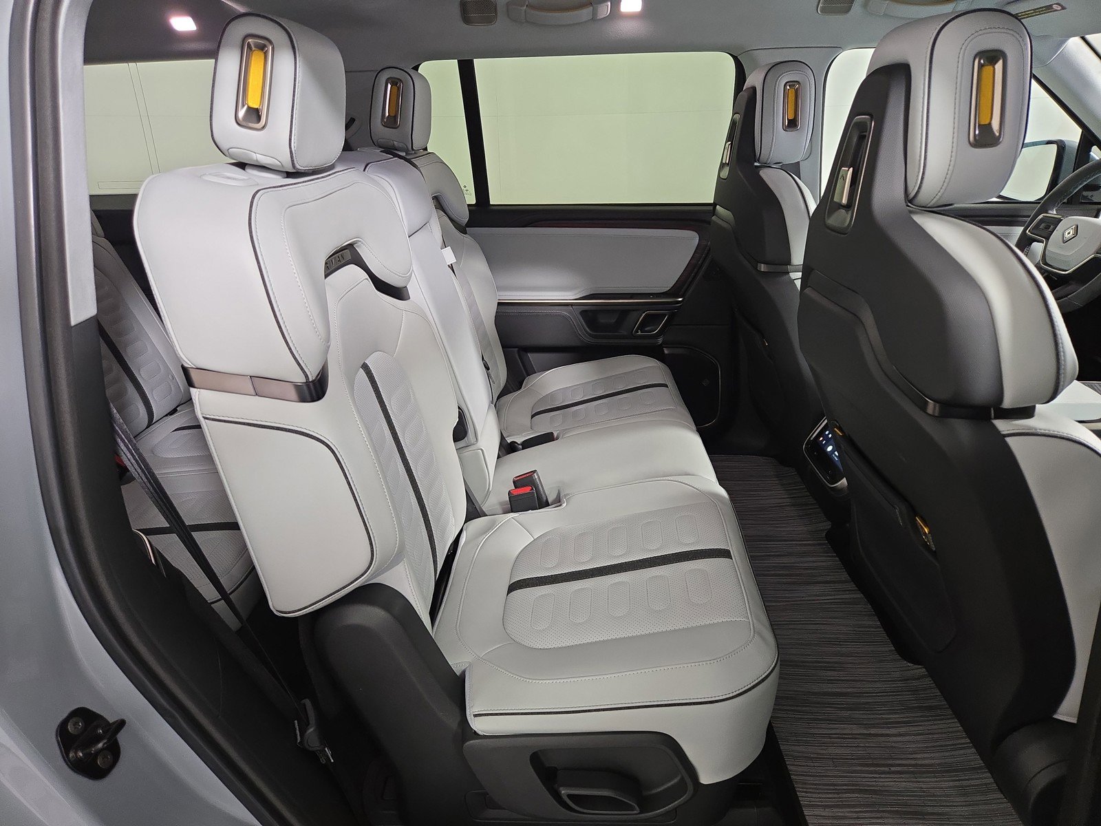 Used 2024 Rivian R1S Adventure AWD/4WD image 23