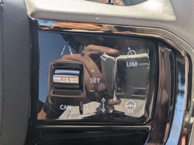 Used 2025 Land Rover Range Rover Velar Dynamic SE image 23