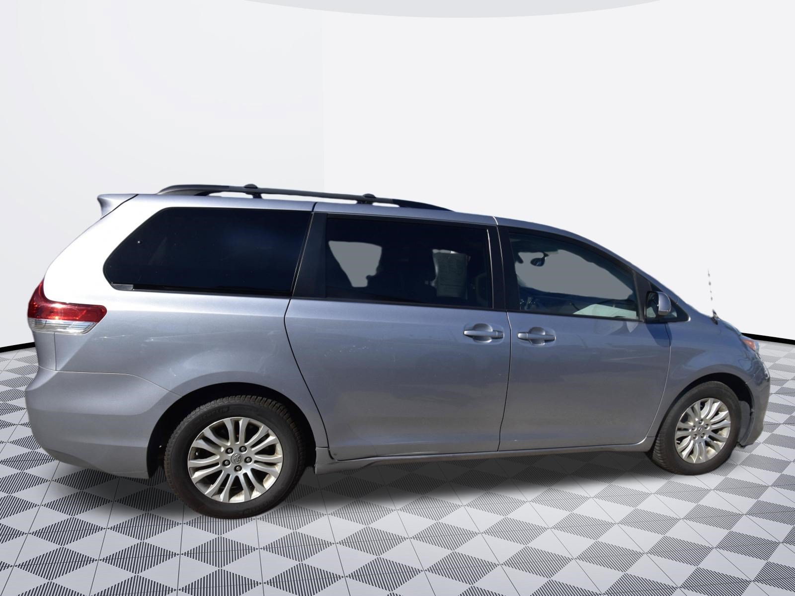 Used 2013 Toyota Sienna XLE FWD image 5