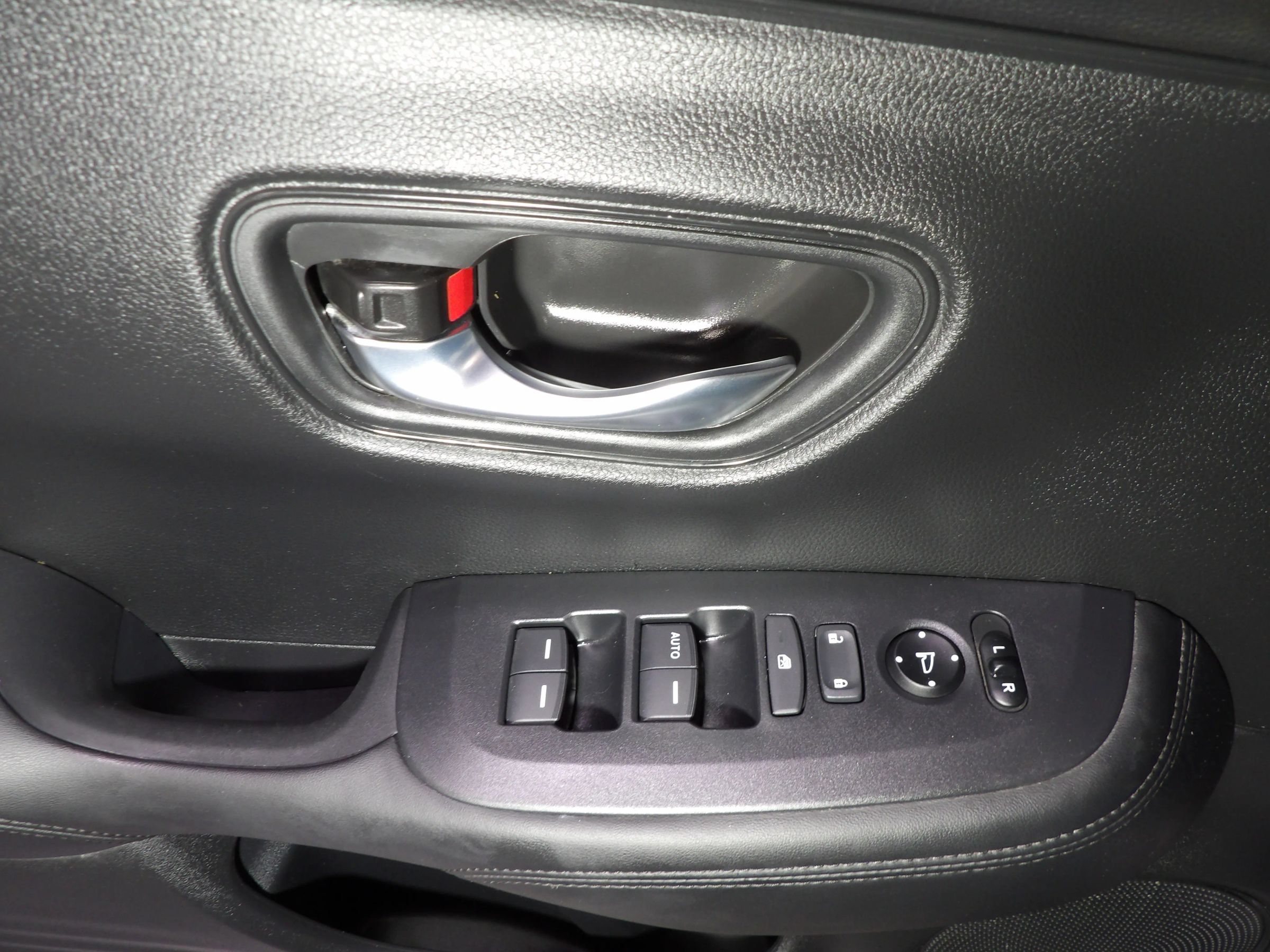 Used 2025 Honda HR-V LX image 8