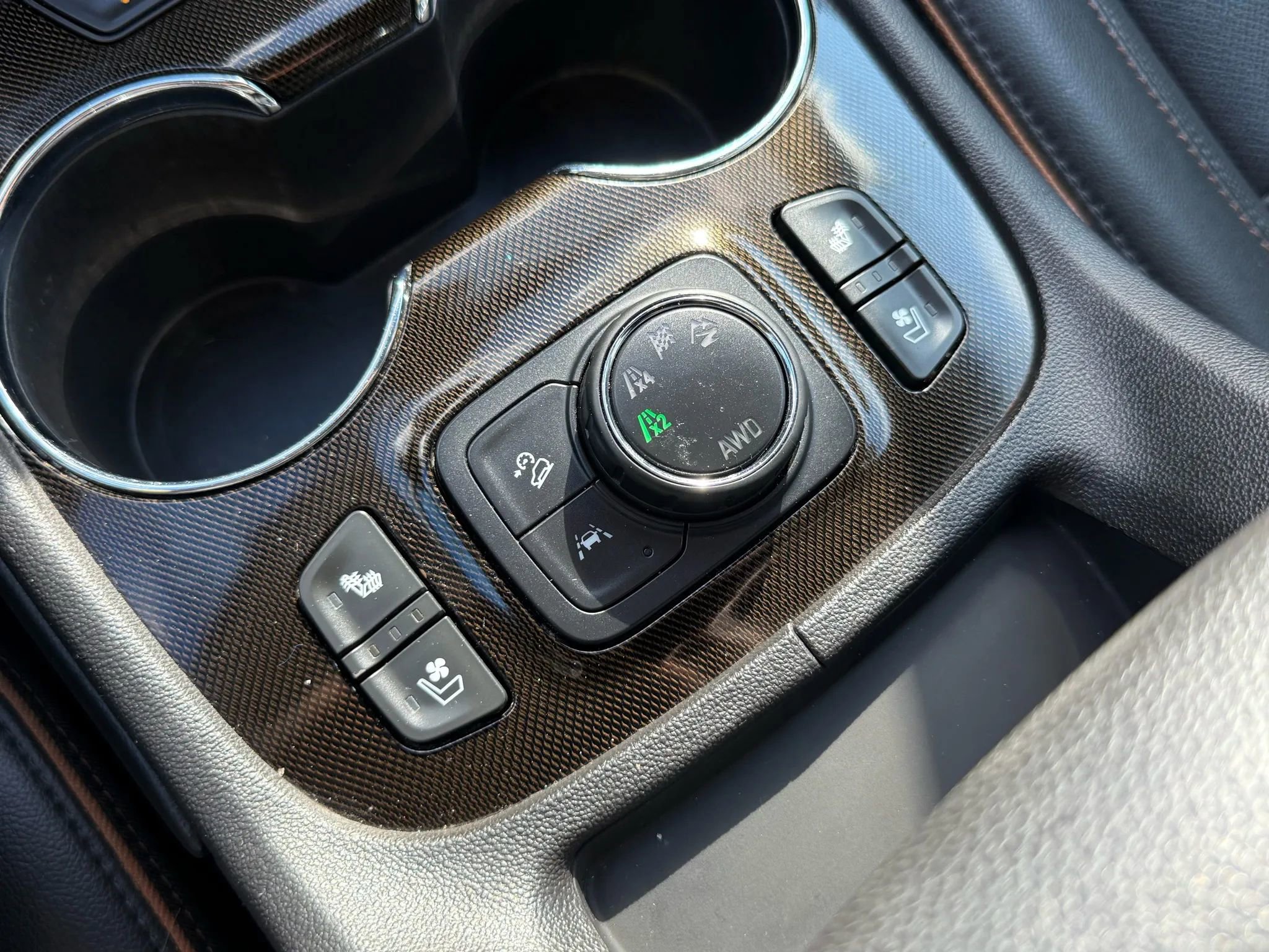 Used 2022 GMC Acadia AT4 w/ Technology Package image 18