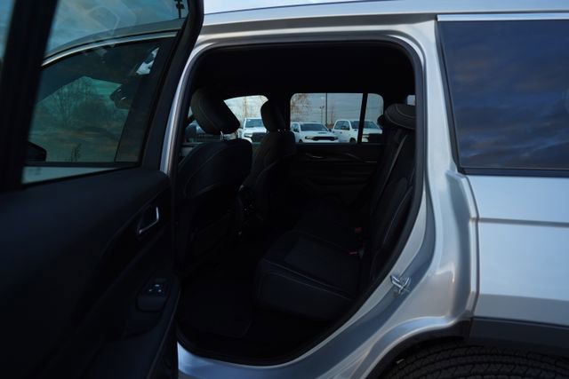 Used 2025 Jeep Grand Cherokee Laredo w/ Luxury Tech Group I image 15