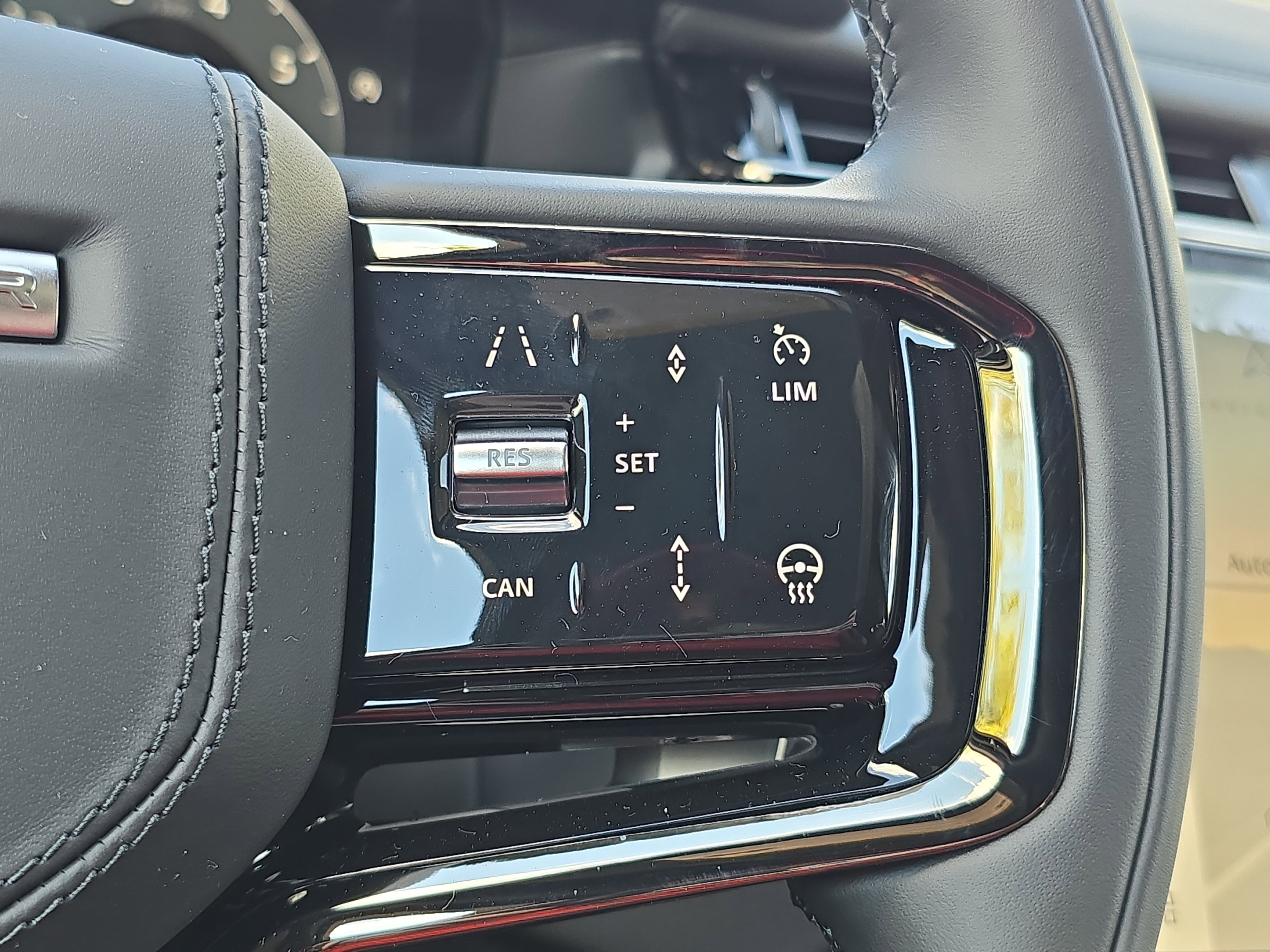New 2026 Land Rover Range Rover Velar Dynamic SE image 18