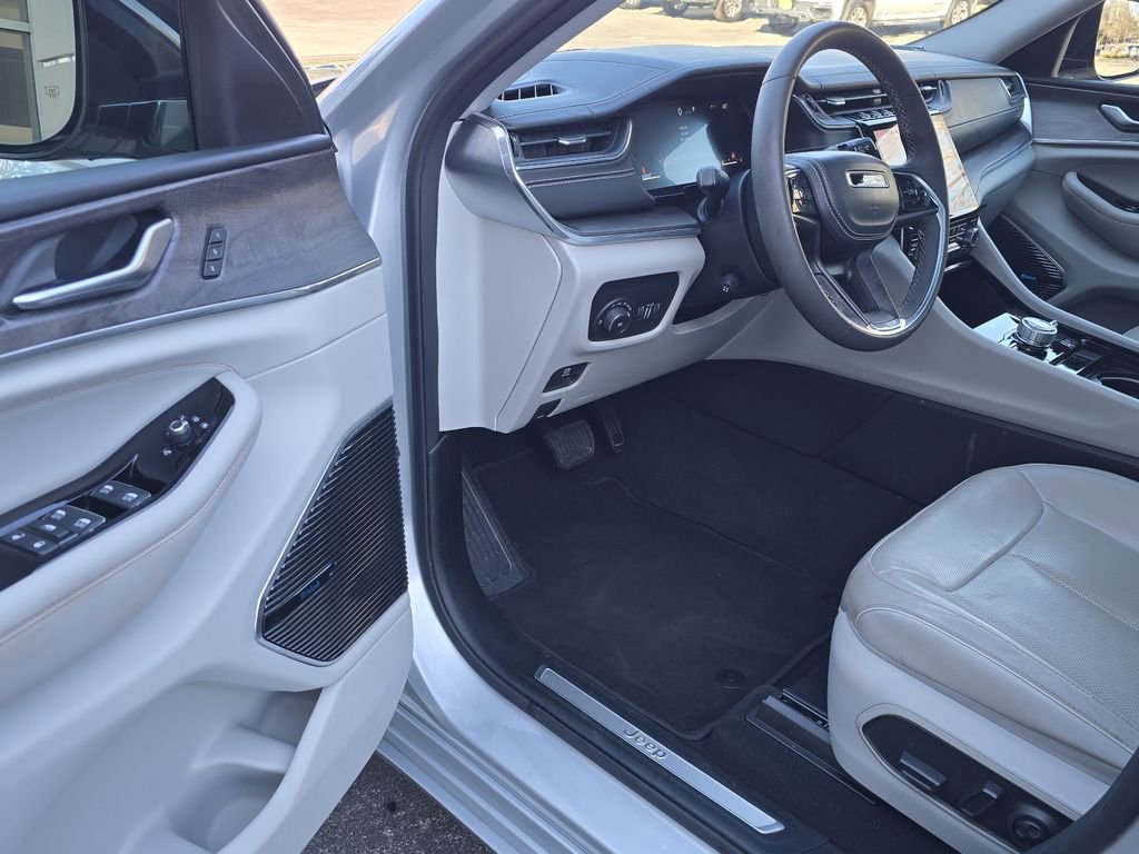 Used 2023 Jeep Grand Cherokee Overland image 4