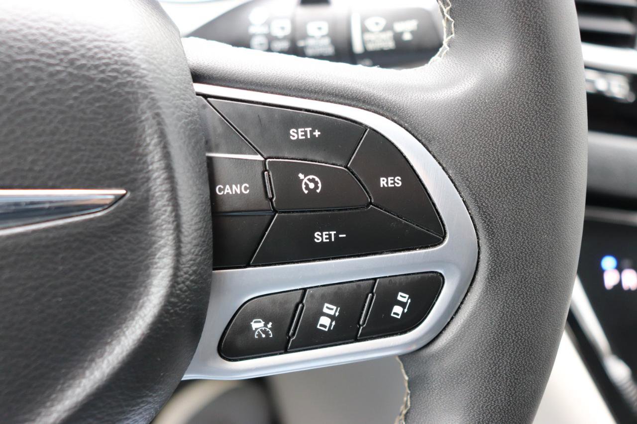 Used 2023 Chrysler Pacifica Touring-L image 36