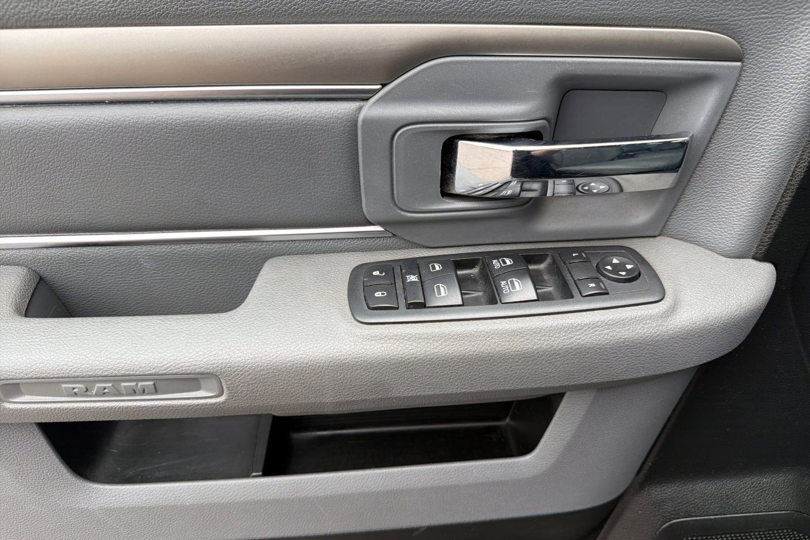 Used 2020 RAM 1500 Classic SLT AWD/4WD image 12