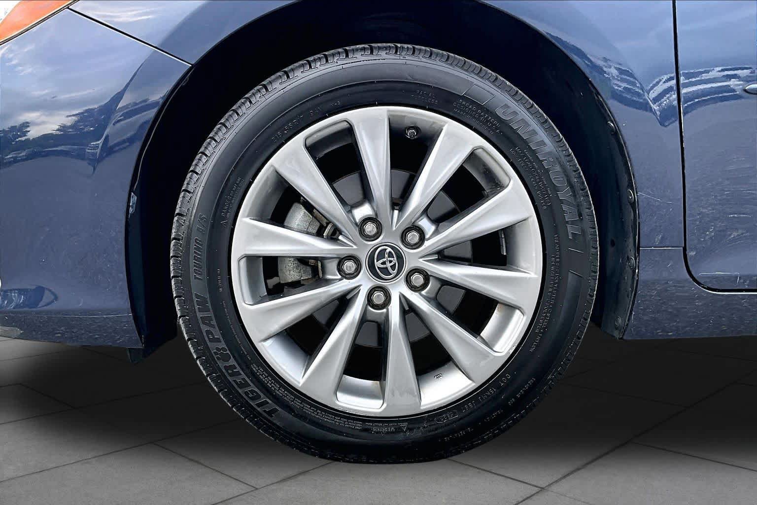 Used 2017 Toyota Camry XLE w/ Moonroof Package FWD image 11
