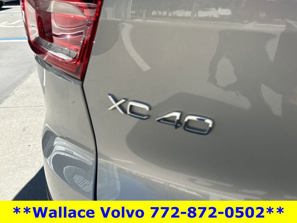 Used 2025 Volvo XC40 B5 Core image 9