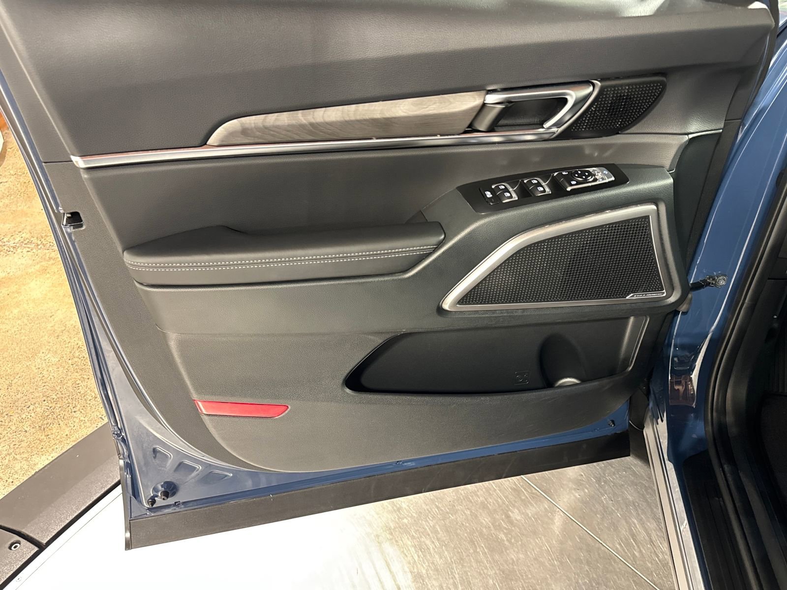 Used 2025 Kia Telluride AWD image 25