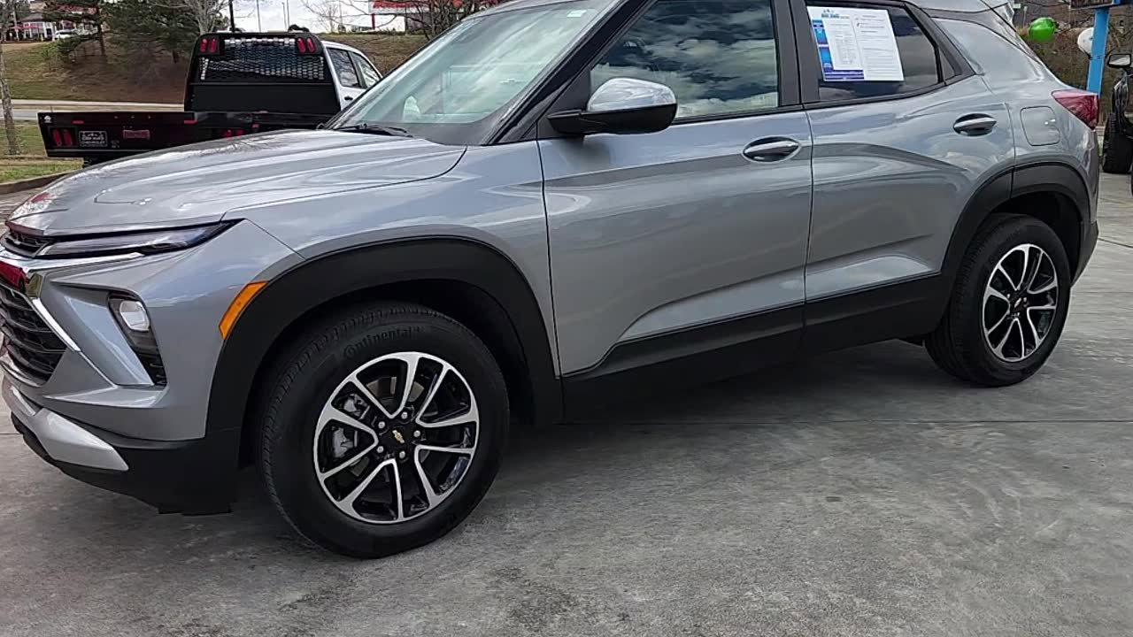 Used 2024 Chevrolet TrailBlazer LT w/ Driver Confidence Package image 3