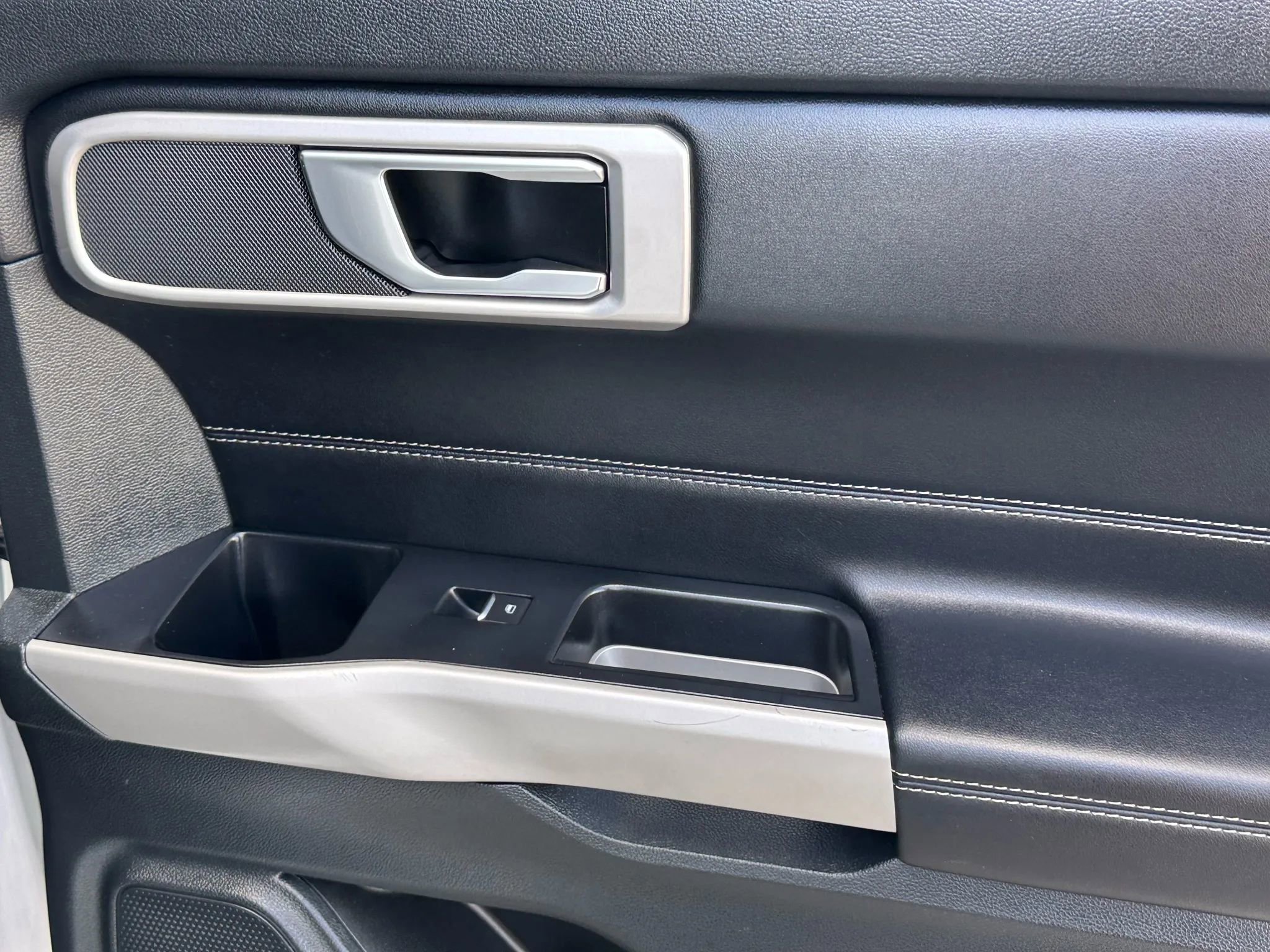 Used 2022 Ford Explorer XLT w/ Equipment Group 202A image 25