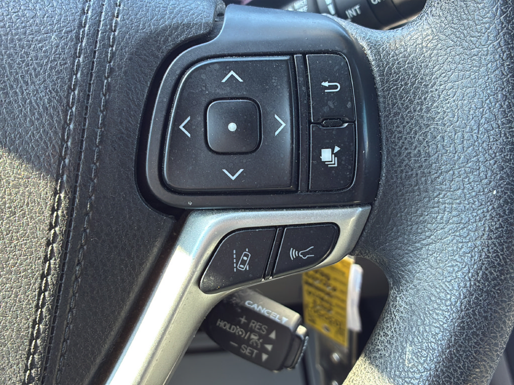 Used 2017 Toyota Highlander LE FWD image 29