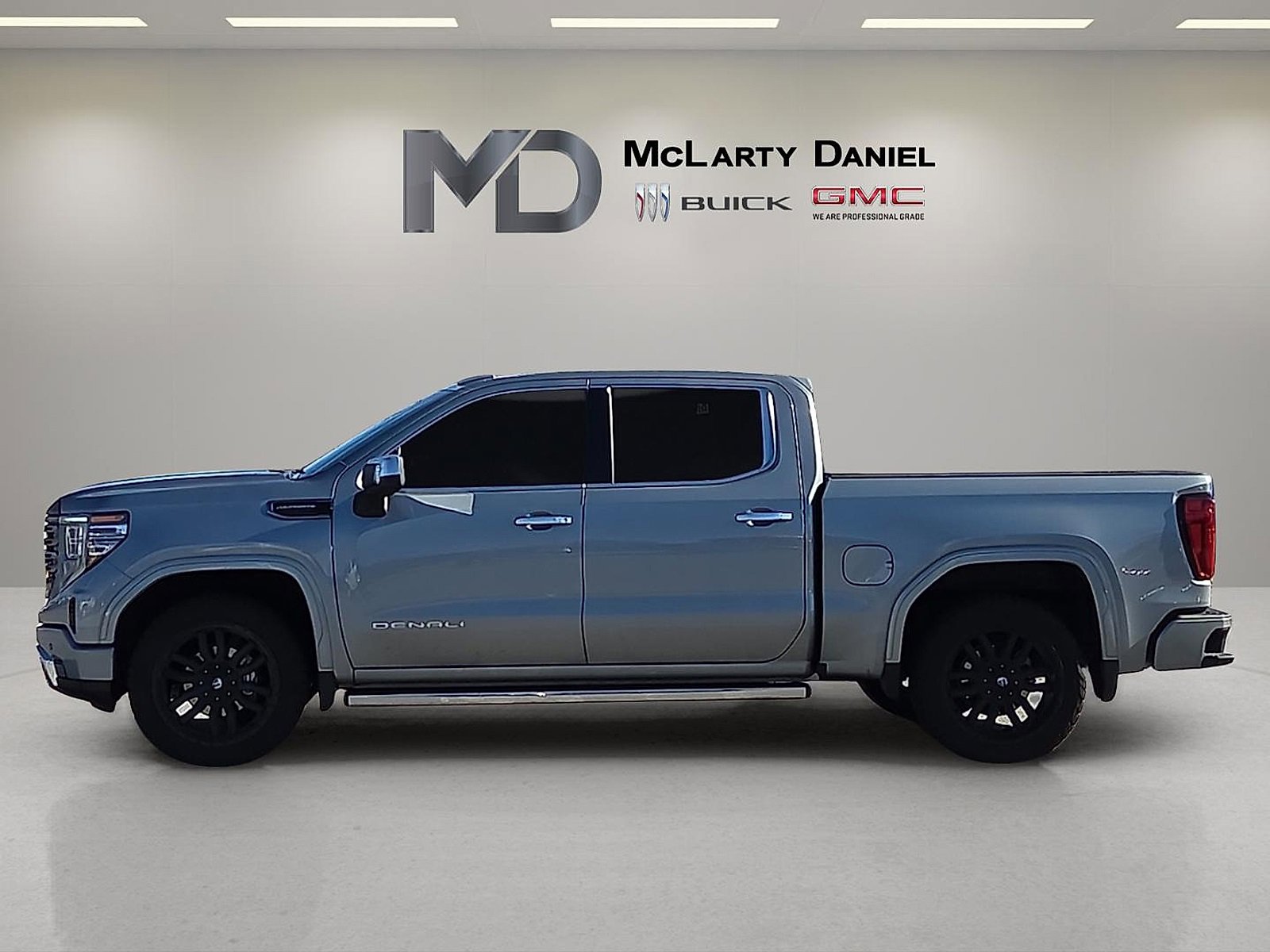 Used 2025 GMC Sierra 1500 Denali Ultimate image 3
