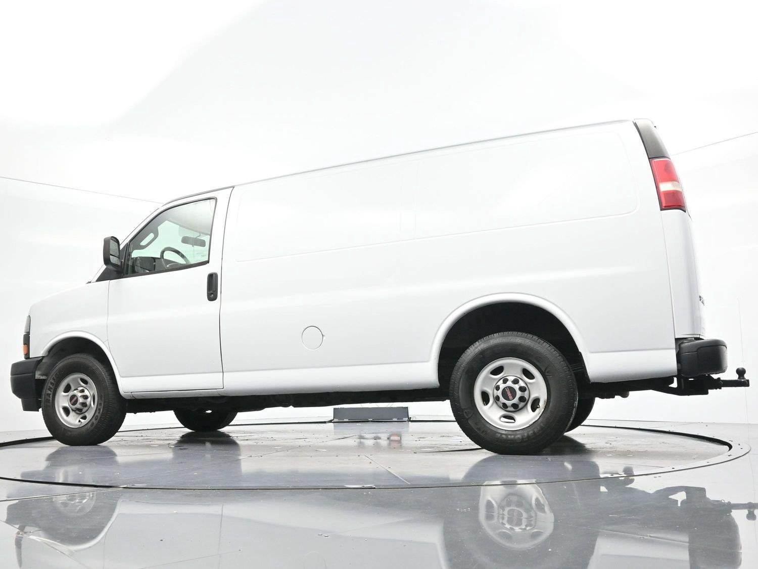 Used 2018 GMC Savana 2500 w/ Enhanced Convenience Package RWD image 42