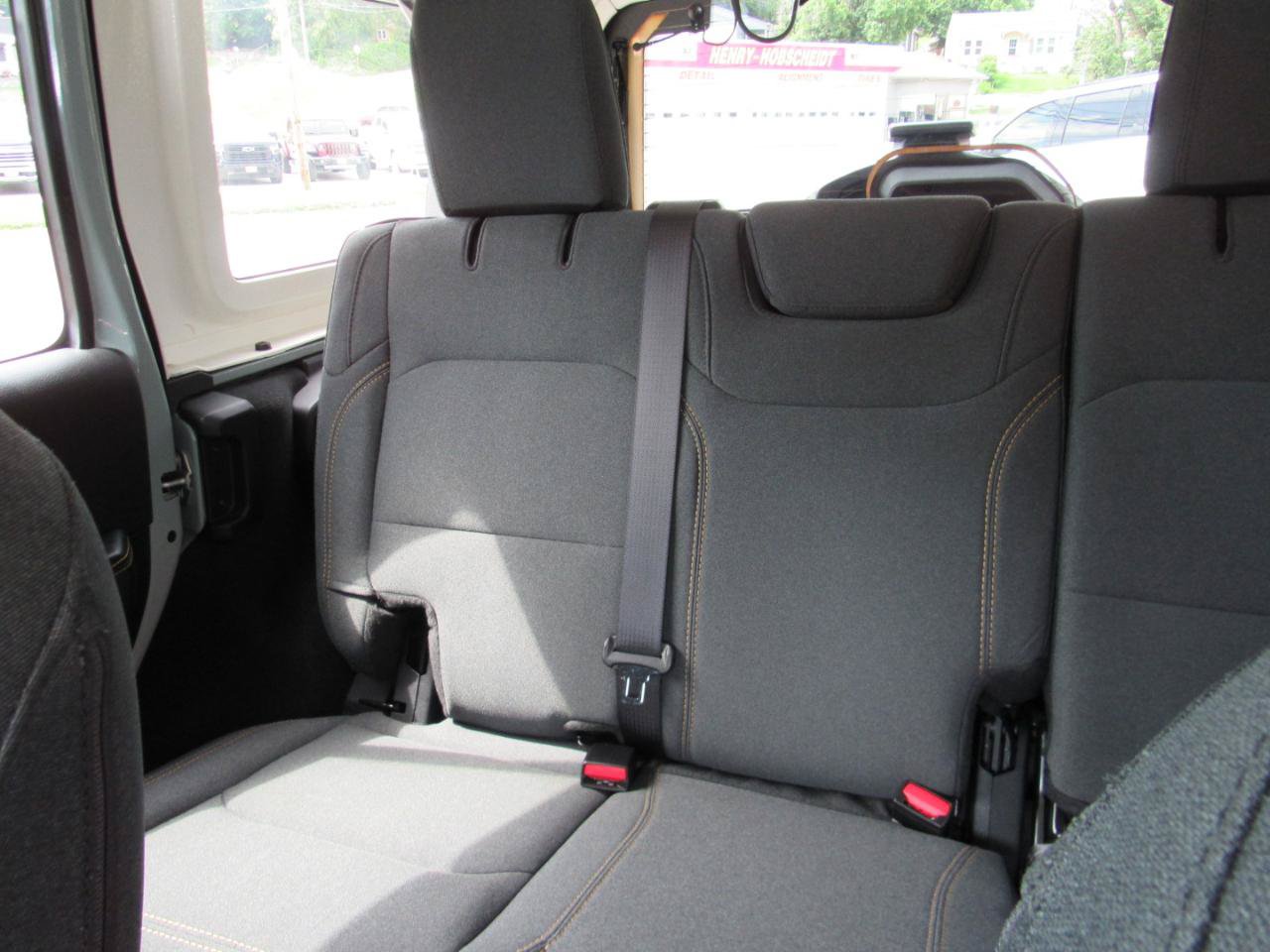 Used 2024 Jeep Wrangler Unlimited Sahara w/ Technology Group AWD/4WD image 8