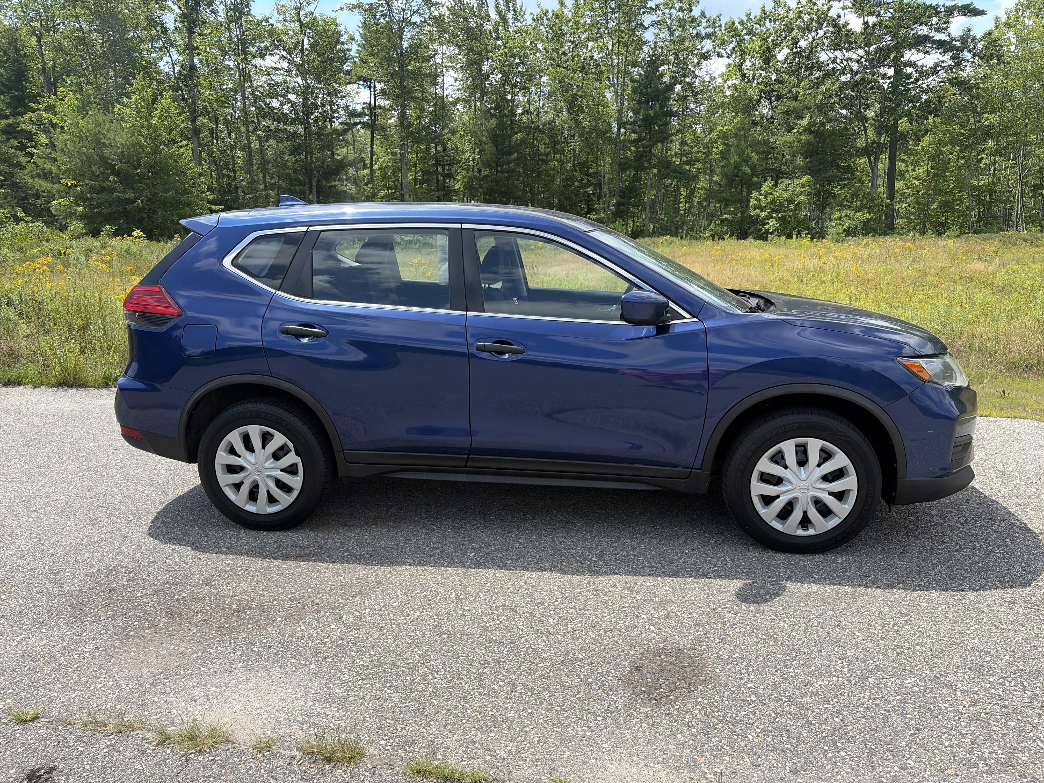 Used 2017 Nissan Rogue S AWD/4WD image 2