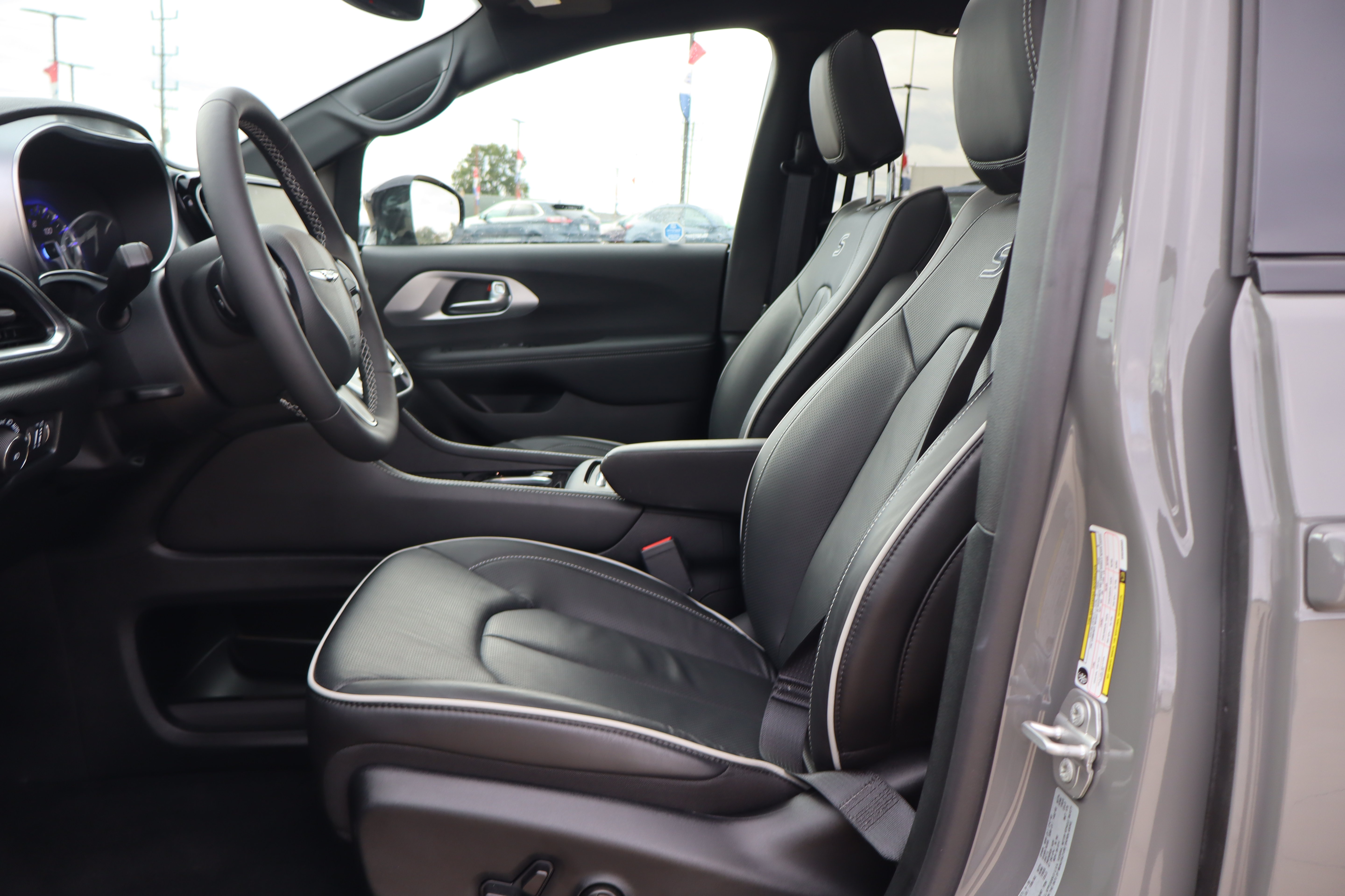 Used 2025 Chrysler Pacifica Limited FWD image 9