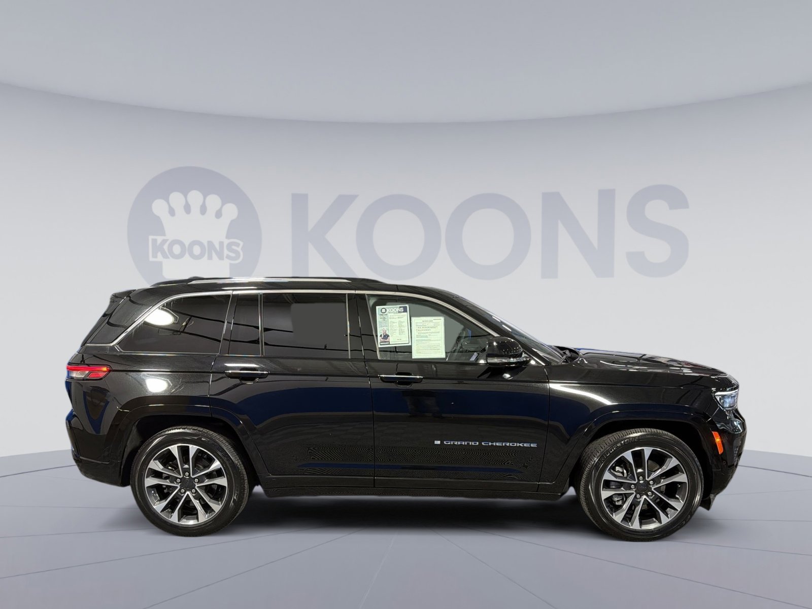 Used 2023 Jeep Grand Cherokee Overland w/ Luxury Tech Group IV AWD/4WD image 17