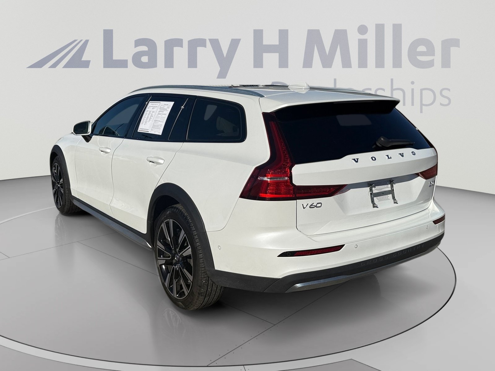 Used 2025 Volvo V60 B5 Cross Country Ultra AWD/4WD image 3