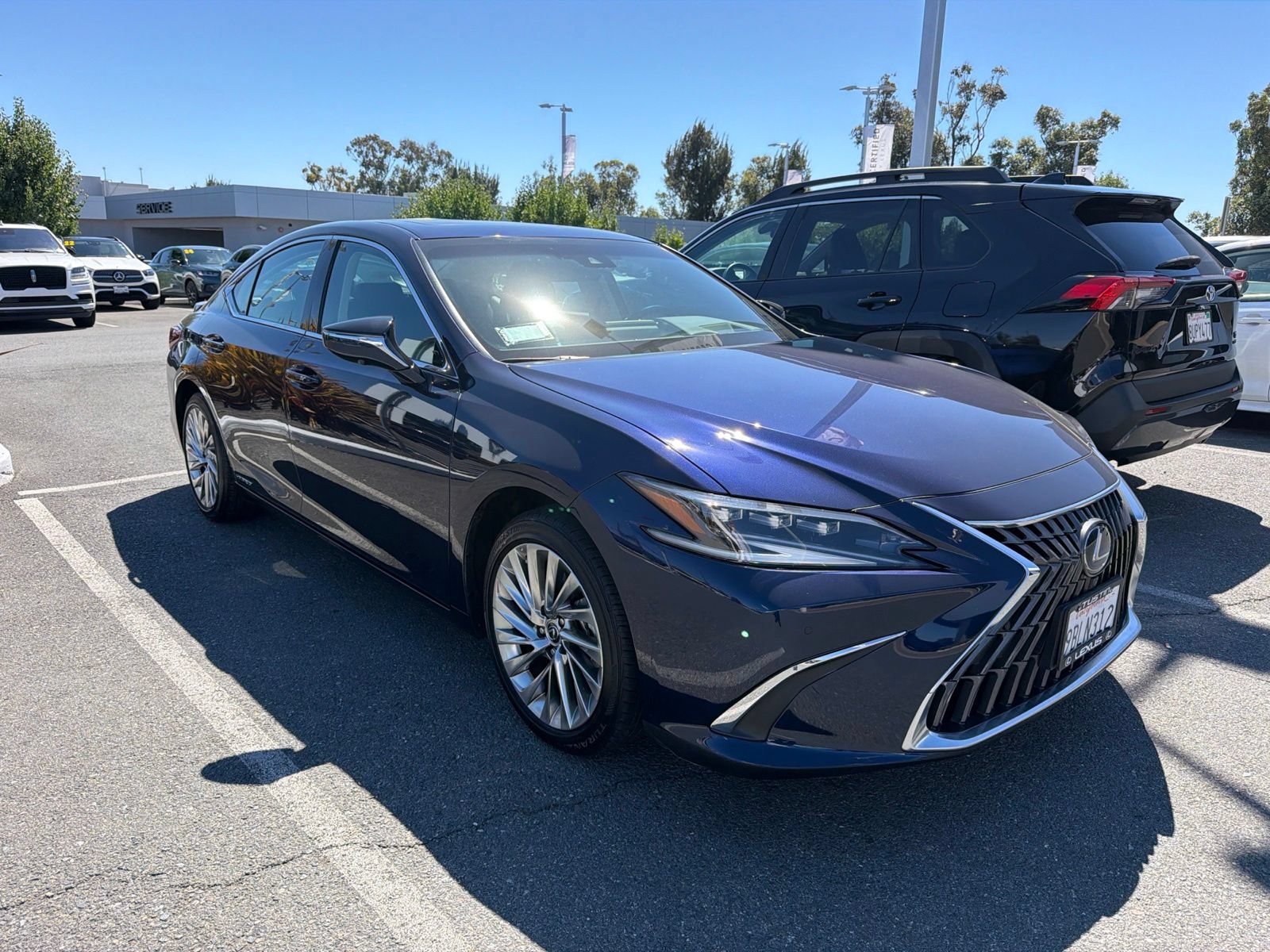 Used 2022 Lexus ES 300h w/ Luxury Package FWD image 2