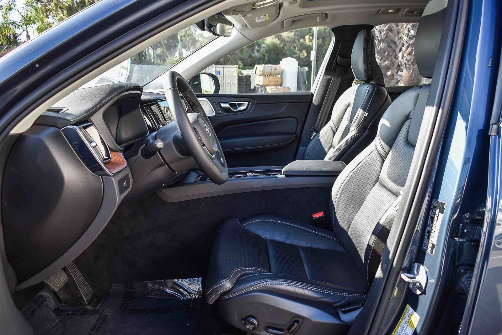 Used 2024 Volvo XC60 B5 Ultimate w/ Protection Package Premier image 17