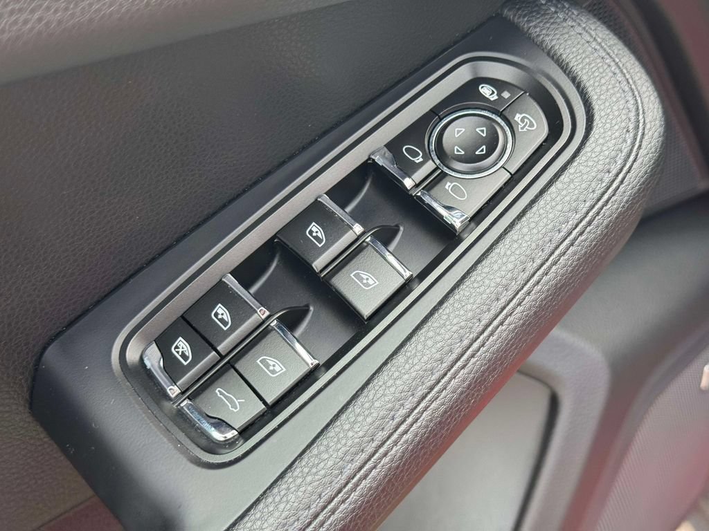 Used 2021 Porsche Macan AWD/4WD image 16