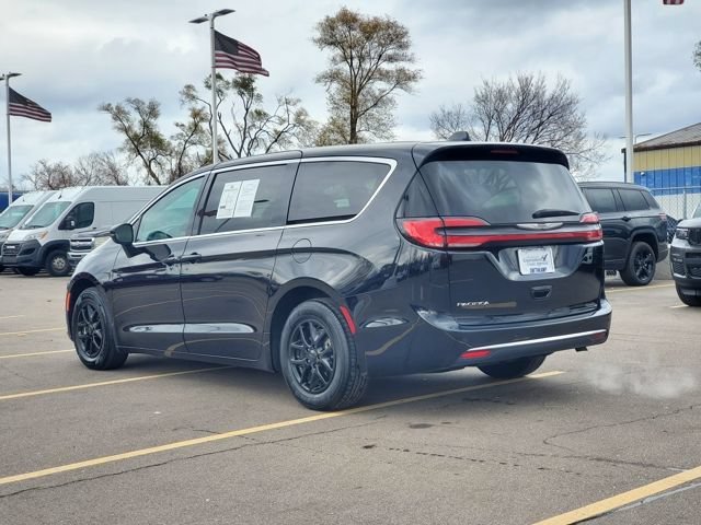 Used 2024 Chrysler Pacifica Touring-L FWD image 3