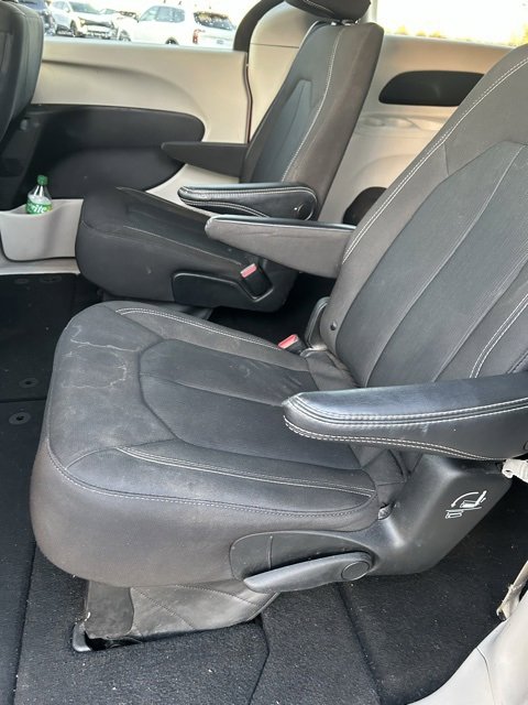 Used 2023 Chrysler Voyager LX image 14