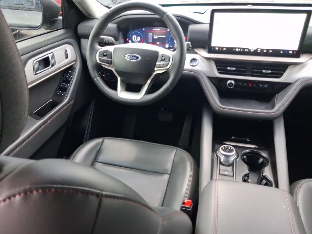 Used 2025 Ford Explorer Active w/ Active Comfort Package RWD image 8