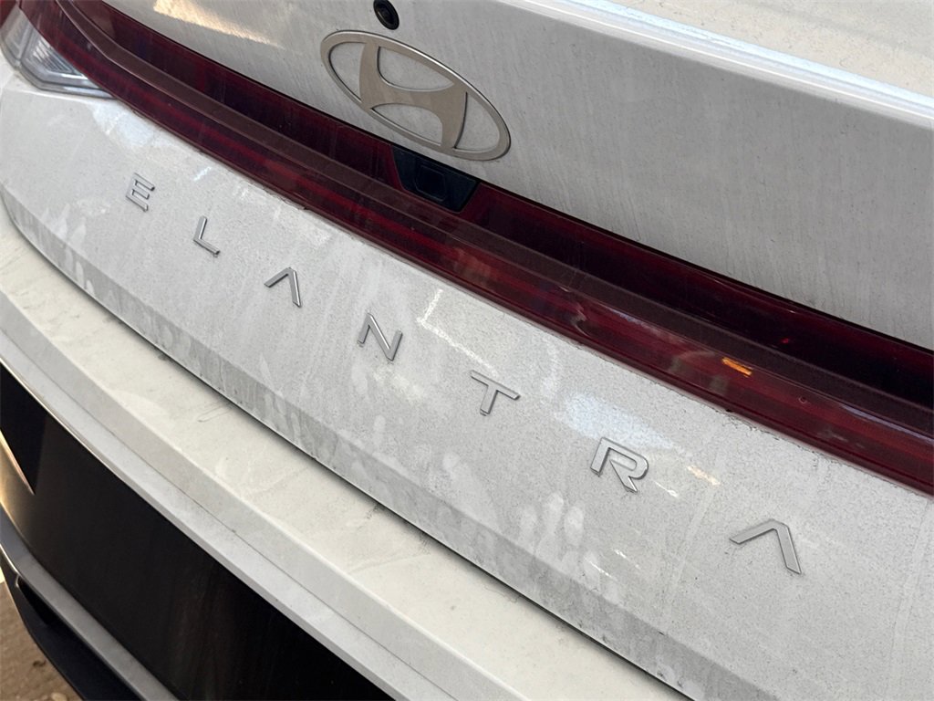 Used 2025 Hyundai Elantra Limited image 9
