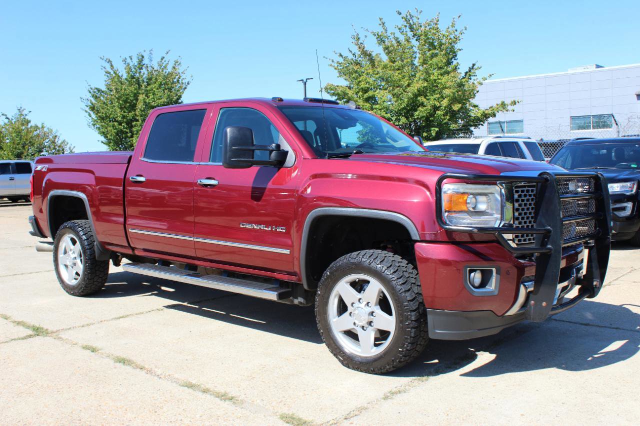Used 2015 GMC Sierra 2500 Denali w/ Duramax Plus Package AWD/4WD image 11