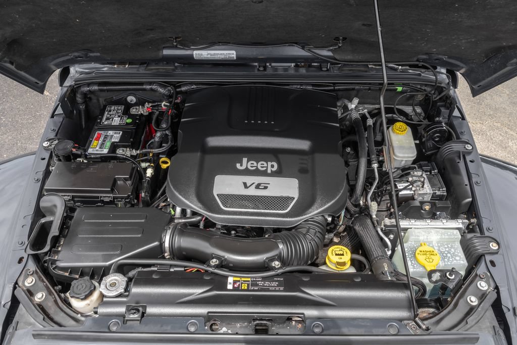 Used 2017 Jeep Wrangler Unlimited Sahara w/ Connectivity Group AWD/4WD image 35