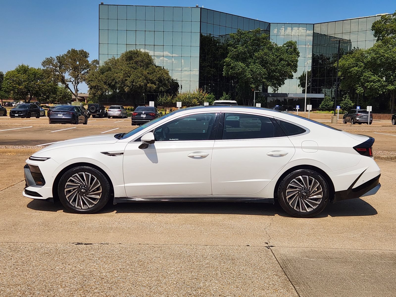 Used 2025 Hyundai Sonata Limited FWD image 3