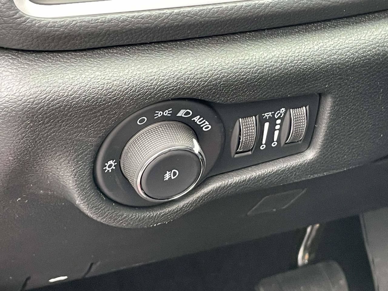 New 2026 Chrysler Pacifica Select FWD image 32
