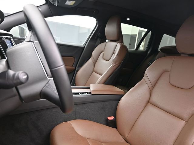 Used 2025 Volvo V60 B5 Cross Country Plus image 9
