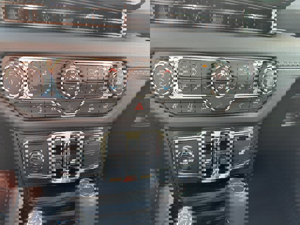 New 2025 Jeep Gladiator Sport image 17