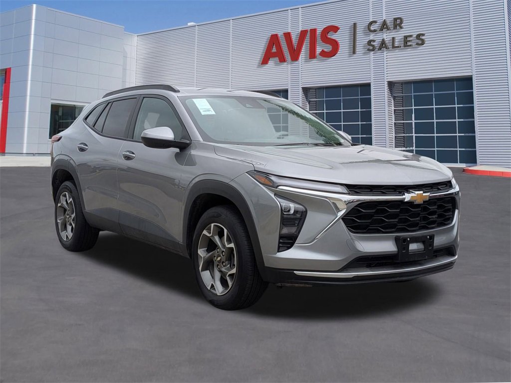 Used 2025 Chevrolet Trax LT w/ LT Convenience Package image 3