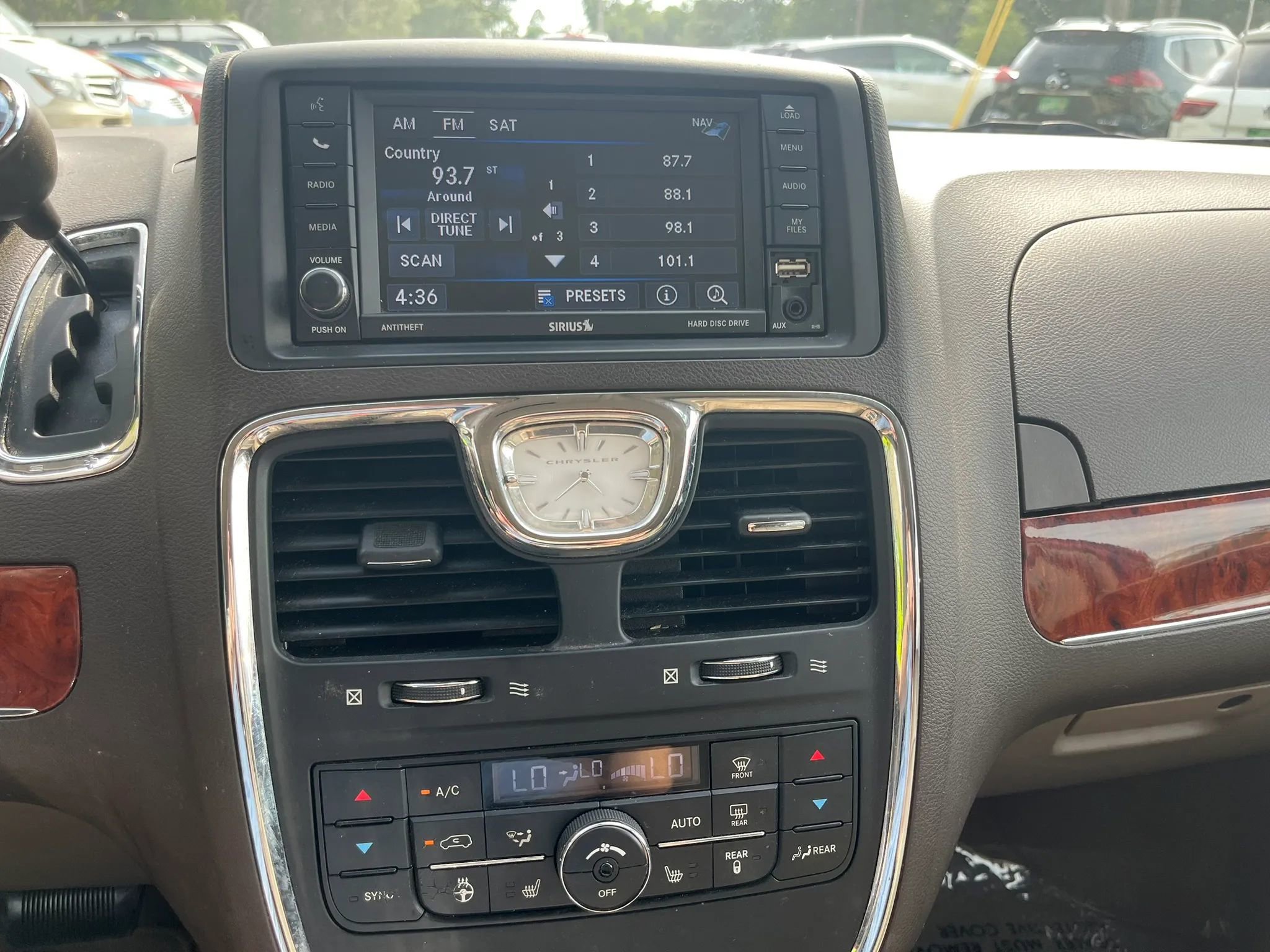 Used 2015 Chrysler Town & Country Touring-L w/ Driver Convenience Group FWD image 19